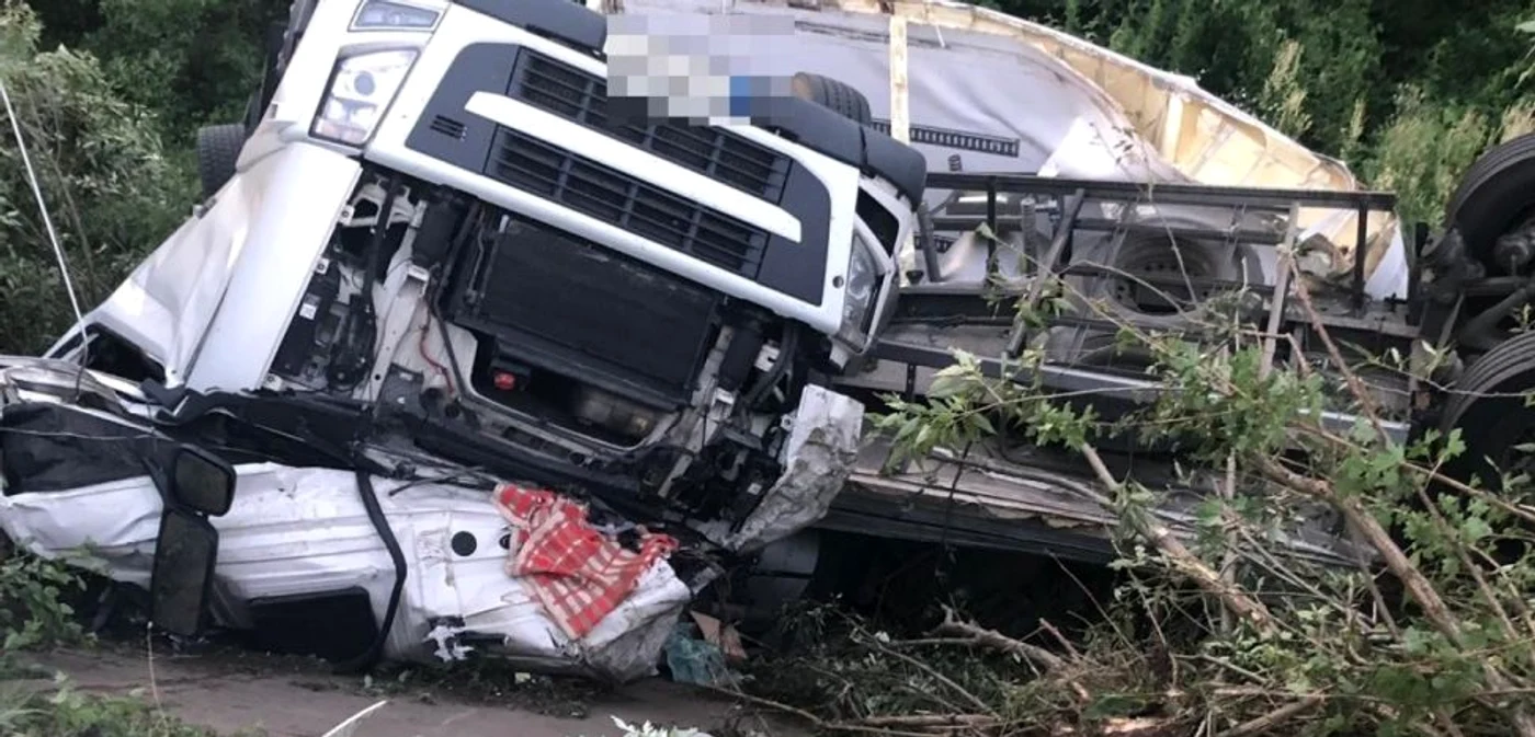 Un TIR cu ciocolată a căzut în albia râului Olt de la 6 metri înălţime Foto Poliţia Română