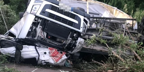 Un TIR cu ciocolată a căzut în albia râului Olt de la 6 metri înălţime Foto Poliţia Română 