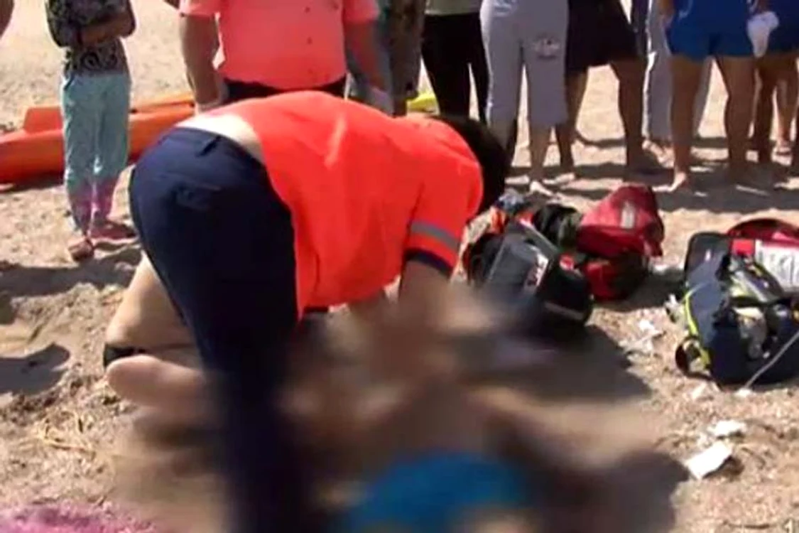 
    Medicii s-au chinuit  în zadar zeci de minute  să-l resusciteze  pe Ion EnescuCaptură: neptun tv  