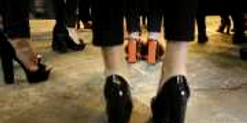 Modelele încălţate în pantofi cu toc se pregătesc pentru a prezenta colecţia de iarnă  Christian Siriano FOTO AP