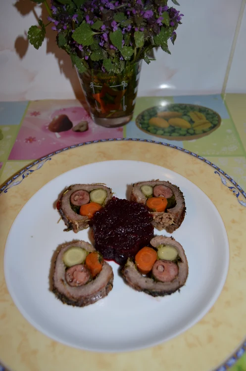 
    Ruladă cu cârnaţi şi legume  