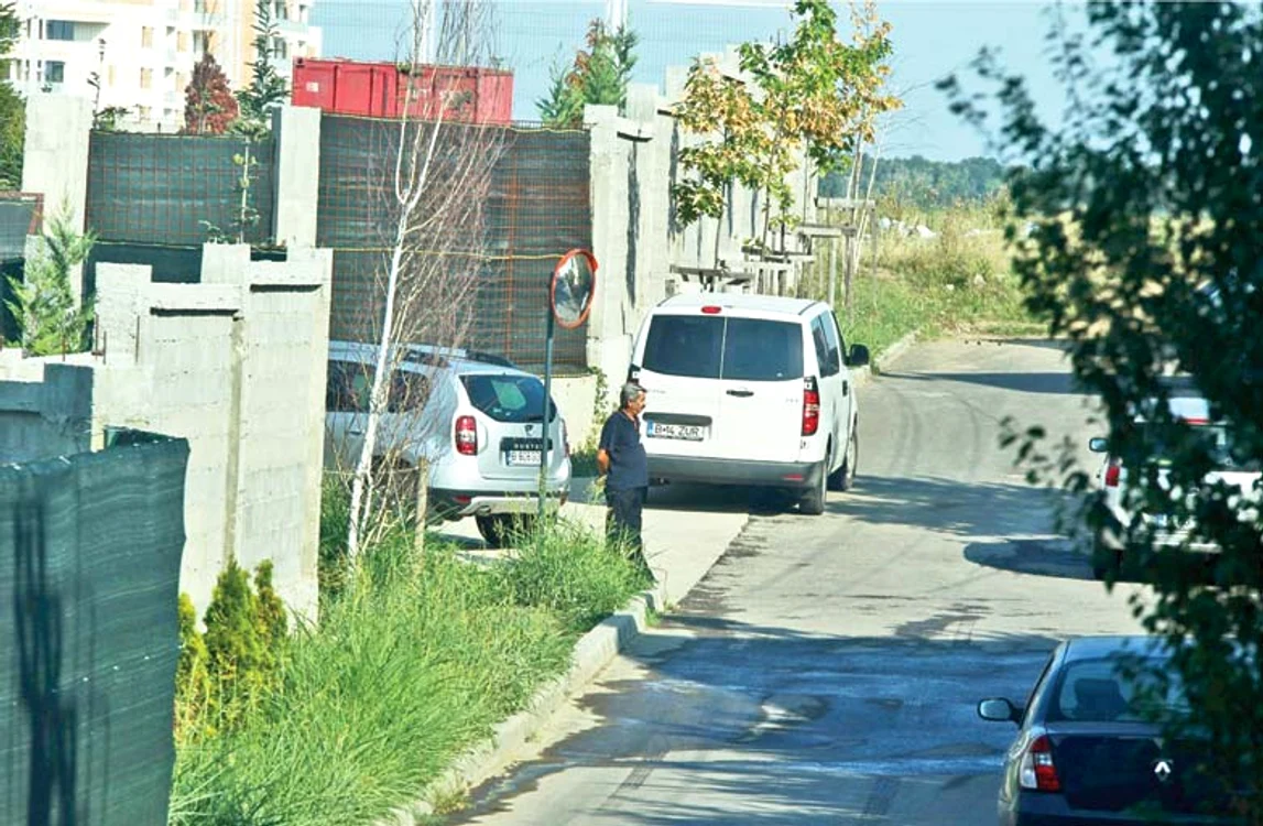 Pe strada unde are vedeta casă  e paznic şi maşină  de la o firmă de securitate
