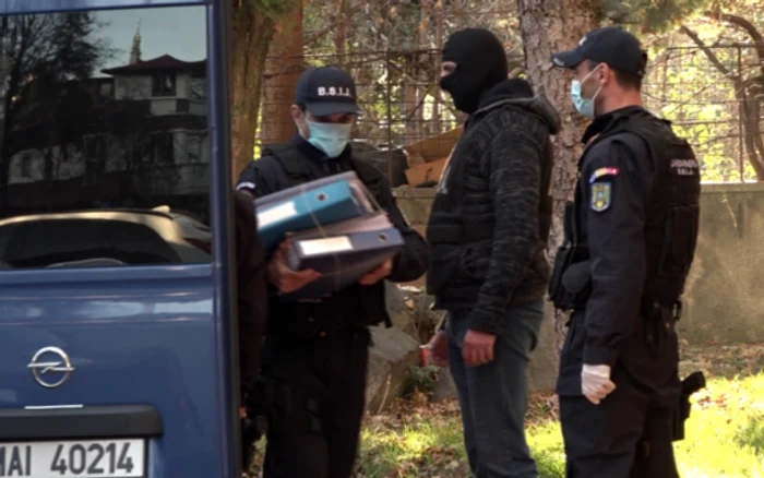 
    În urma perchezițiilor au fost reținute 14 persoane și descoperite adevărate averi obținute din șpagă  