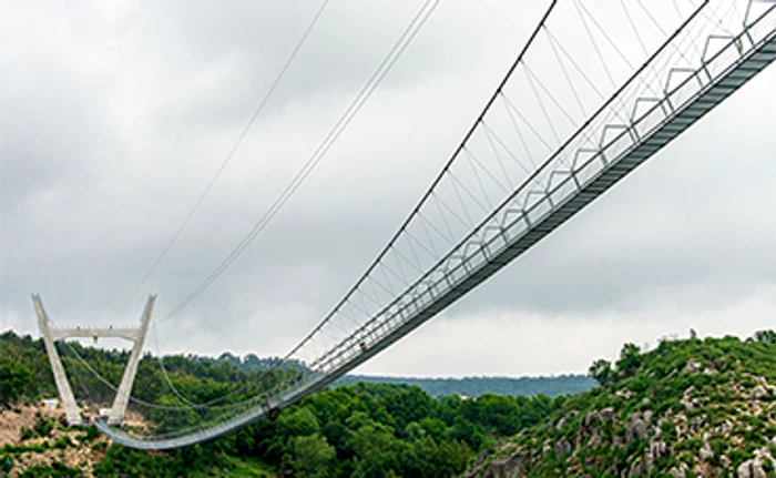 
    Podul Arouca are 516 m lungime şi se află la 175 m înălţimeFoto: EPA-EFE  