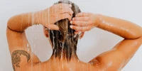persoana care face dus foto pexels png