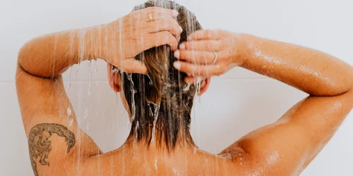 persoana care face dus foto pexels png