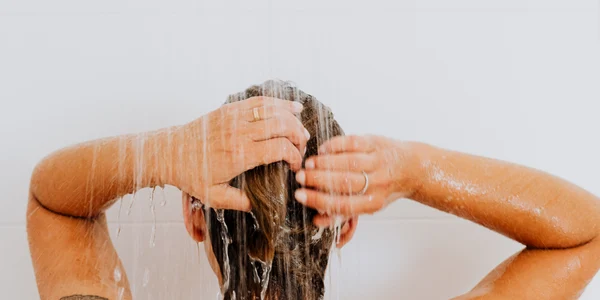 persoana care face dus foto pexels png