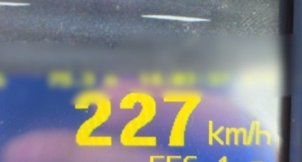 Șofer de 24 de ani, prins cu viteză de peste 220 km/h pe A0. Cât va plăti pentru inconștiența sa