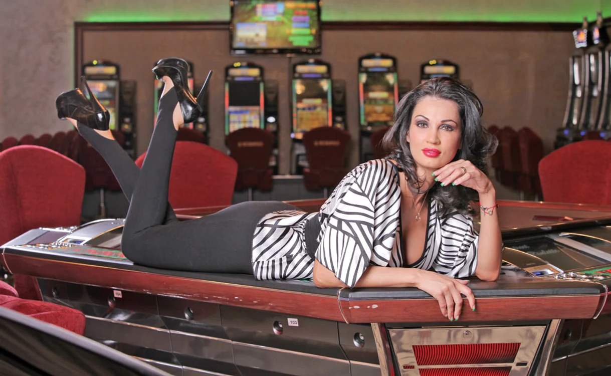 Nicoleta Luciu arată impecabil la 39 de ani. Are implant mamar şi şi-a mărit fundul cu propria grăsime foto: Casino