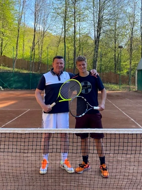 Aurel Tămaș, cu fiul Antonio, pe terenul de tenis