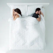 cuplu care doarme foto Shutterstock jpg