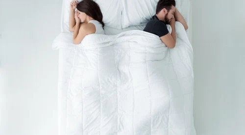 cuplu care doarme foto Shutterstock jpg