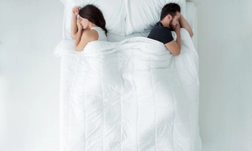 cuplu care doarme foto Shutterstock jpg