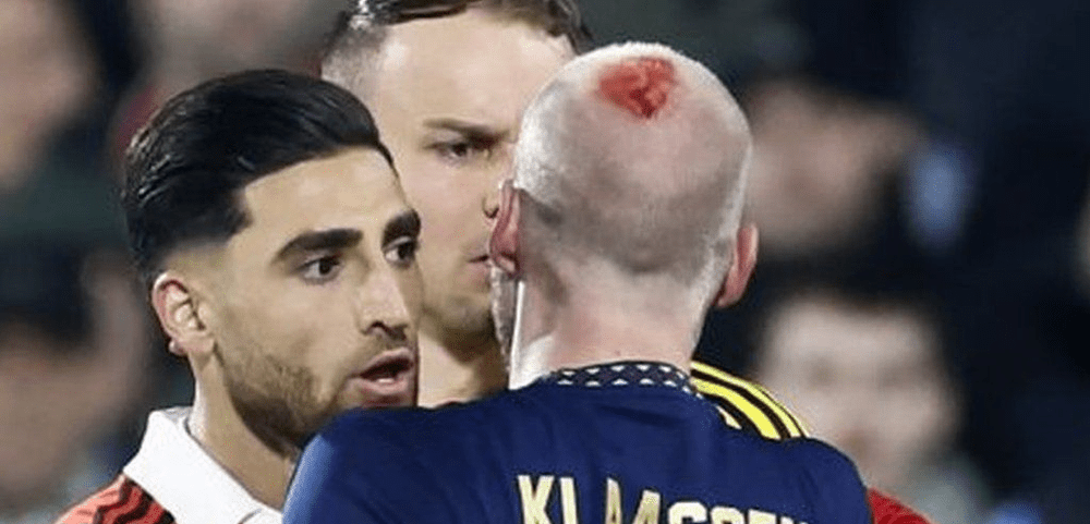 Olanda, îngrozită după Feyenoord – Ajax: Peluză incendiată, sânge și un meci cu scene apocaliptice VIDEO