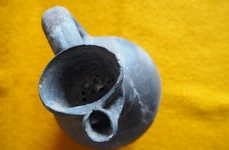 Ulcior de lut descoperit la Cetatea Chioarului, exponatul săptămânii la Muzeul Județean de Istorie și Arheologie Maramureș