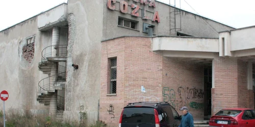 Zidurile Cinematografului Cozla au tencuiala căzută şi desene cu graffiti