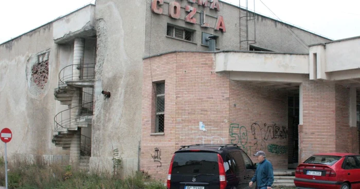 Zidurile Cinematografului Cozla au tencuiala căzută şi desene cu graffiti