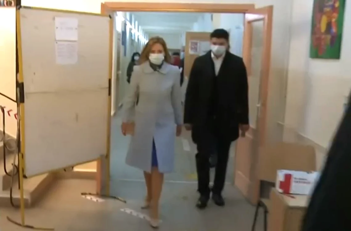 9 carmen iohannis la urna de vot jpg jpeg
