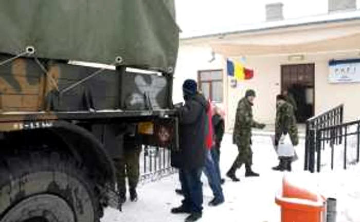 Intervenţia Brigăzii 10 Geniu în zonele sinistrate. FOTO: NICOLETA BUTNARU