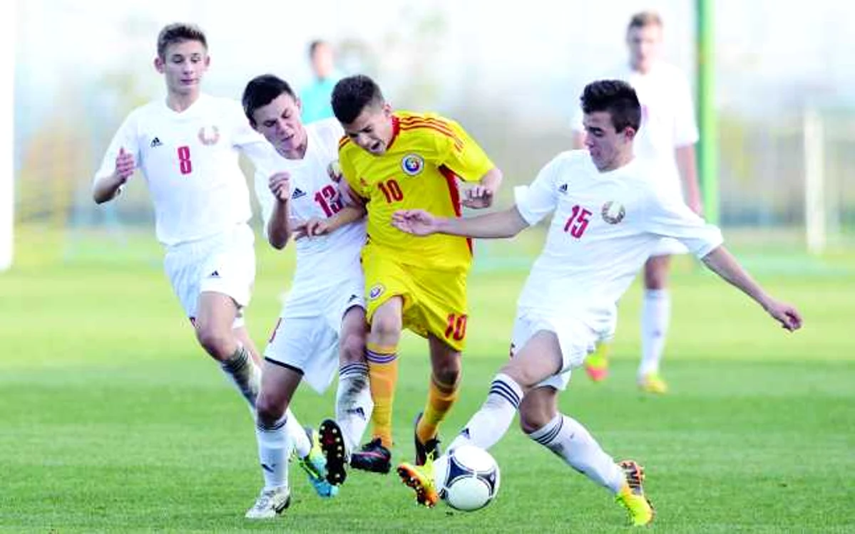 Ianis Hagi (numărul 10) e văzut un fotbalist de mare viitor, însă la loturile naţionale n-a rupt gura târgului. FOTO: Mediafax