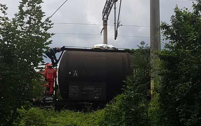 Tânărul s-a electrocutat după ce s-a urcat pe un vagon cisternă. FOTO ISU Braşov.