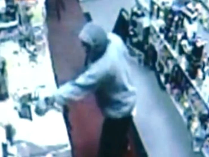 
    Suspectul a intrat în magazin şi a încercat să fure banii din casa de marcat  