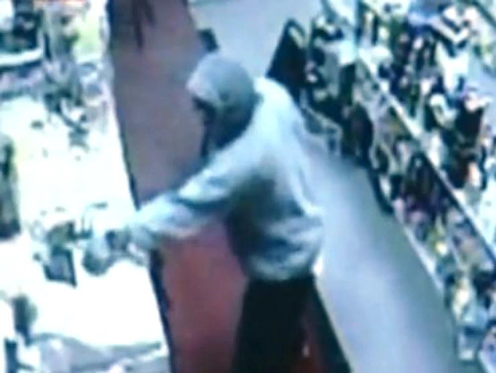 
    Suspectul a intrat în magazin şi a încercat să fure banii din casa de marcat  