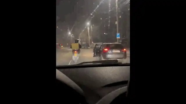 Curier Glovo agresat de un șofer pe o stradă din Iași. A deschis portiera și a virat brusc spre el