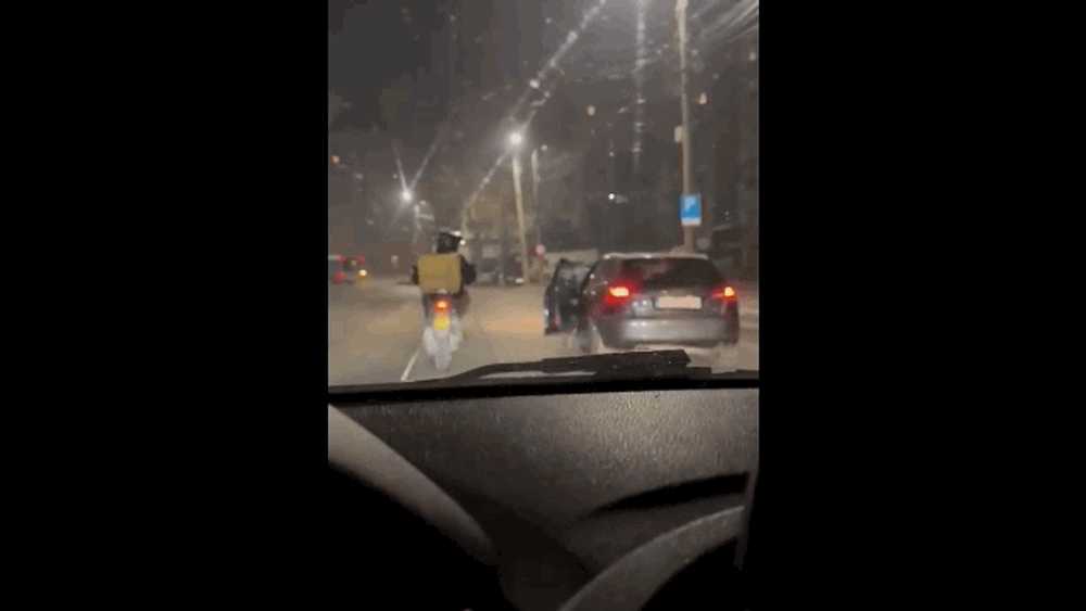 Curier Glovo agresat de un șofer pe o stradă din Iași. A deschis portiera și a virat brusc spre el