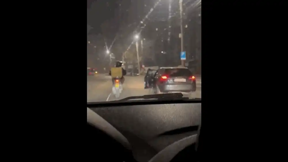 Curier Glovo agresat de un șofer pe o stradă din Iași. A deschis portiera și a virat brusc spre el