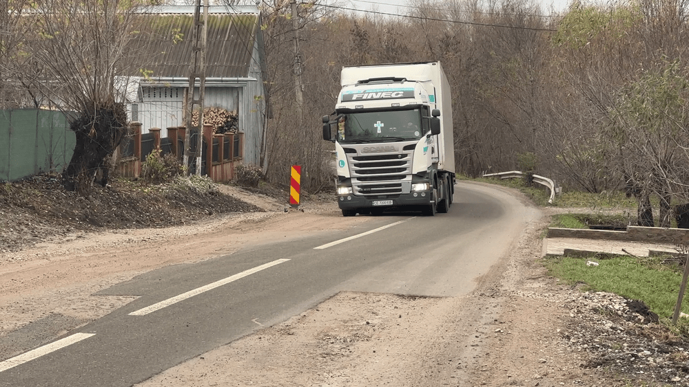  Coșmarul sătenilor de lângă vama Siret: li se fisurează casele din cauza sutelor de camioane deviate