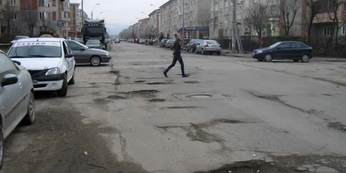Strada Grănicerilor este împânzită pe toată lungimea şi lăţimea ei de gropi.