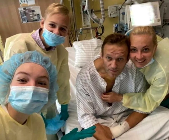 Anul trecut, rușii l-au otrăvit pe Alexei Navalnîi cu o substanță neurotoxică. I-au pus Novichok în chiloți, s-au dat de gol autoritățile de la Kremlin