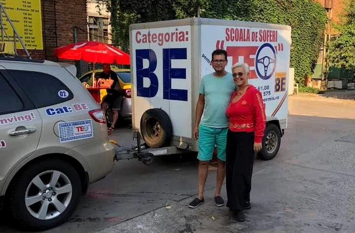 Monica Anghel, alături de instructorul care a a jutat-o să-și ia permisul BE