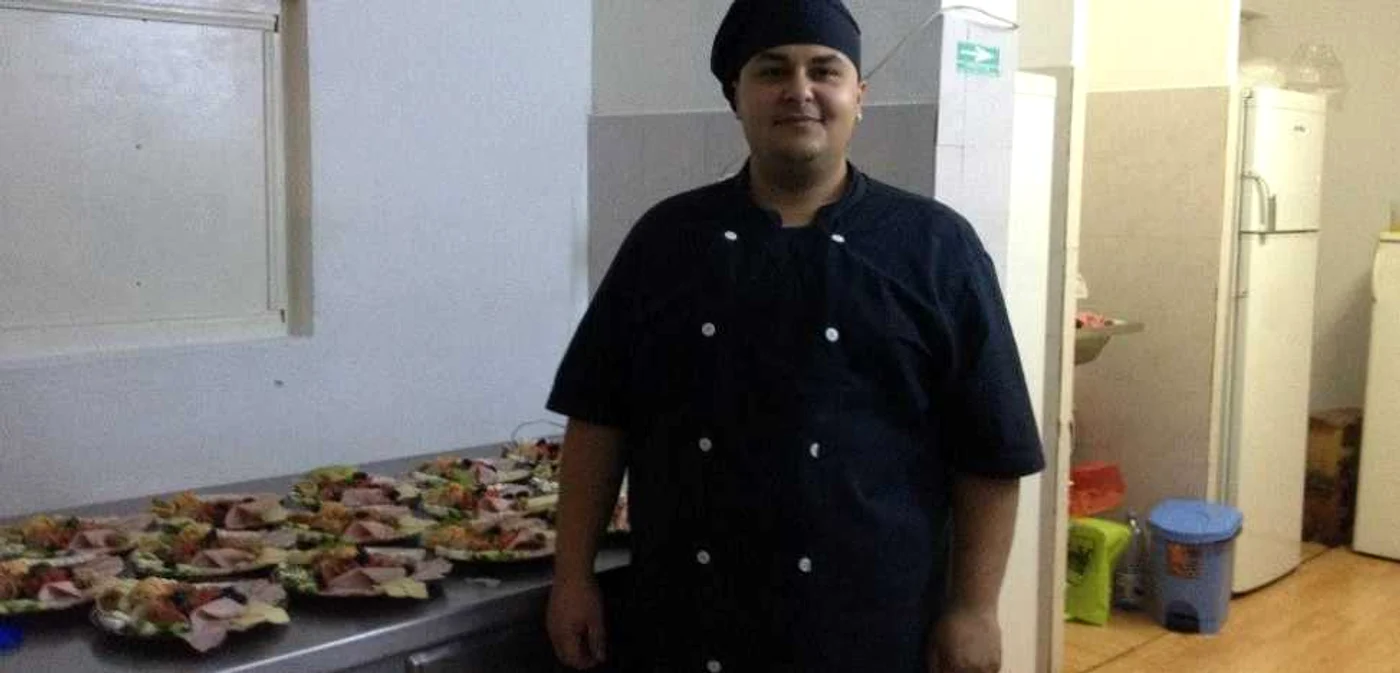 Tânărul a lucrat la o firmă de pază din Vâlcea, iar apoi s-a angajat la un restaurant.