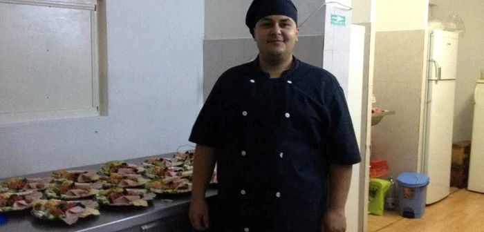 Tânărul a lucrat la o firmă de pază din Vâlcea, iar apoi s-a angajat la un restaurant.