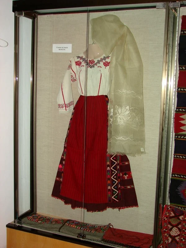 Dobrogea - costum port popular Sursă foto Muzeul de Artă Populară Constanţa