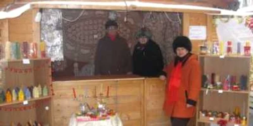 Stand cu lumânări sculptate