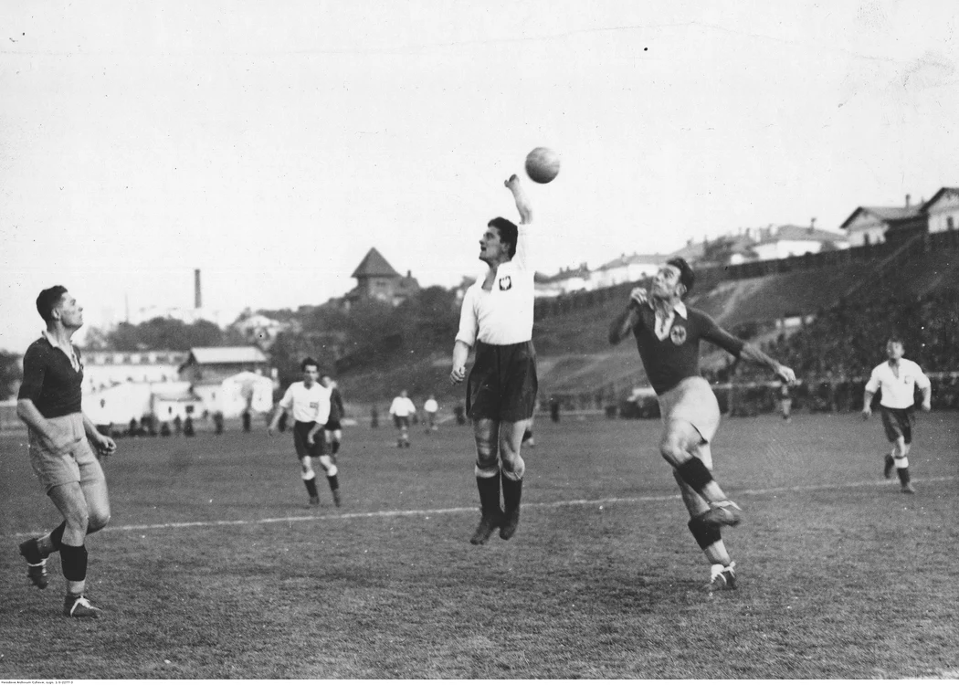 Fază de joc controversată la meciul dintre România și Polonia din noiembrie 1935