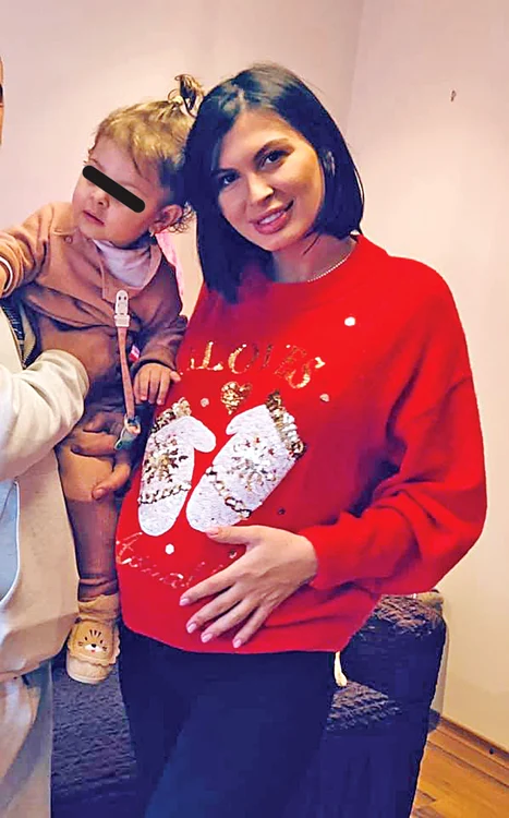 Mădălina Pamfile, cu fiica ei, Sara (2 ani). În curând, va fi din nou mămică de fetiţă