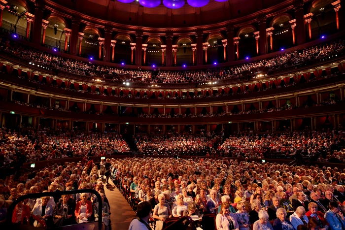 Sala de spectacole Royal Albert Hall din Londra are o capacitate de 5.272 de locuri