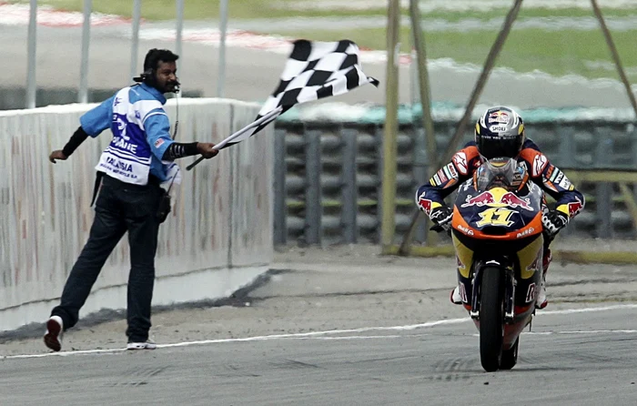 Oficialul a fost lovit de o motocicletă. FOTO: Reuters