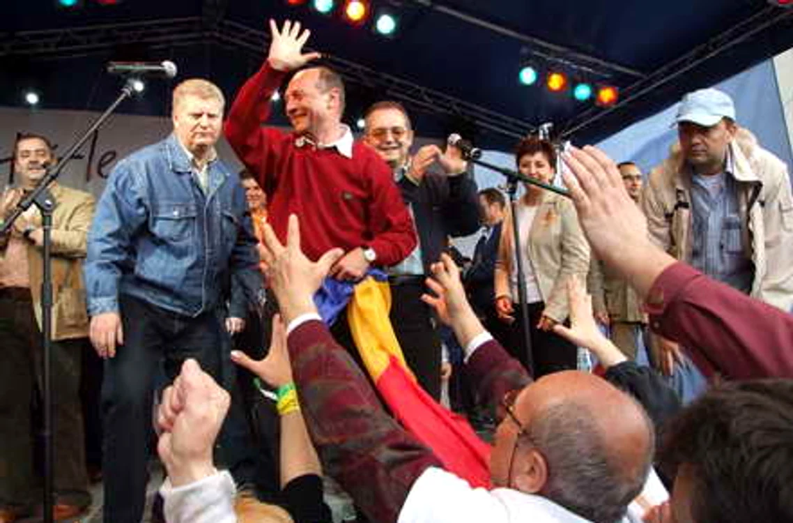 
    Traian Băsescu a străbătut toată țara înainte de referendumul din 2007 Foto: ziuaconstanta.ro  