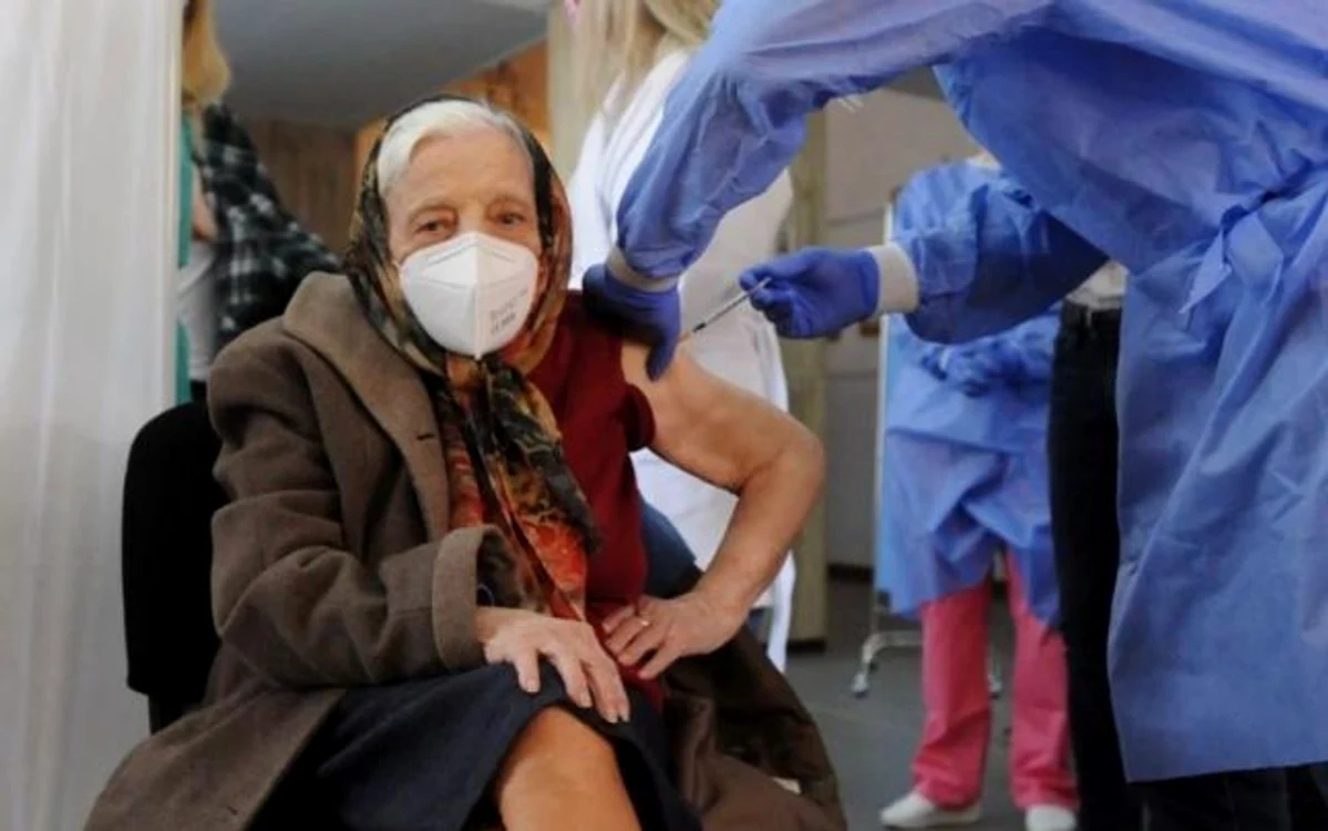 Femeia de 105 ani a venit la centrul de vaccinare cu nepoata eifoto: RO Vaccinare/Facebook
