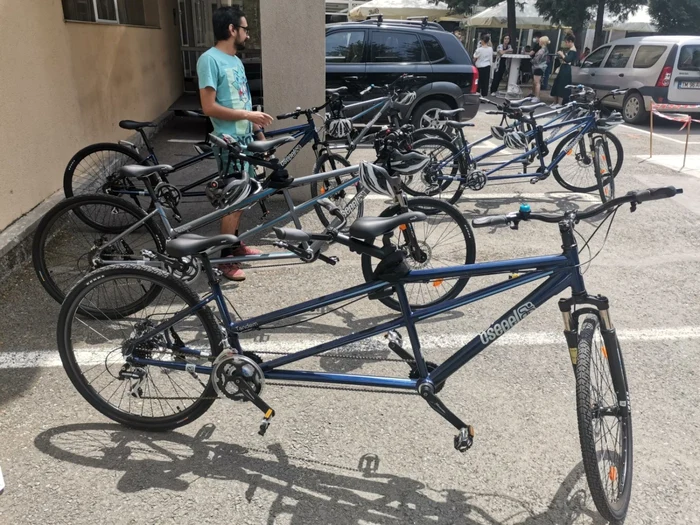 Biciclete tandem pentru nevăzătorii care fac turul Timişoarei FOTO Ş.Both