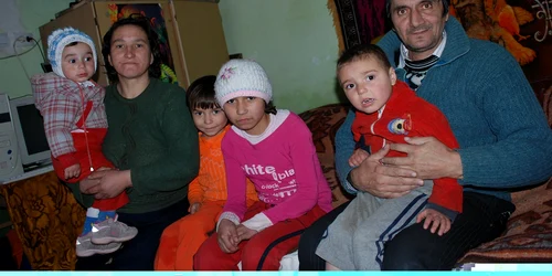 Familia lui Gheorghe Voinea mănâncă la cantina socială