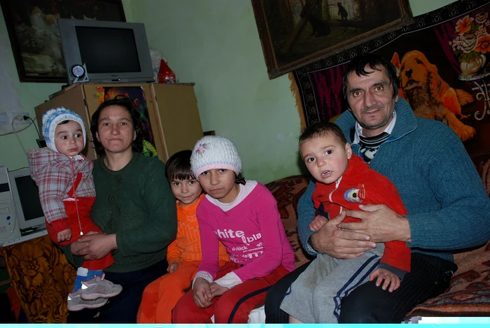 Familia lui Gheorghe Voinea mănâncă la cantina socială