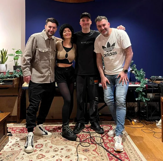 Rita Ora, Smiley și Șerban Cazan (dreapta) 