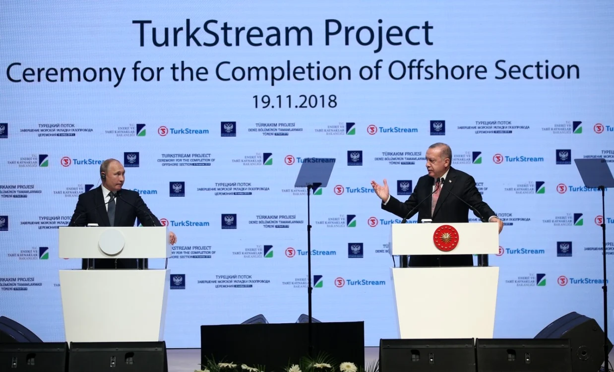 Vladimir Putin (stânga) şi Recep Tayyip Erdogan vorbind în marja ceremoniei de încheiere a construcţiei unui tronson al gazoductului TurkStream FOTO EPA-EFE