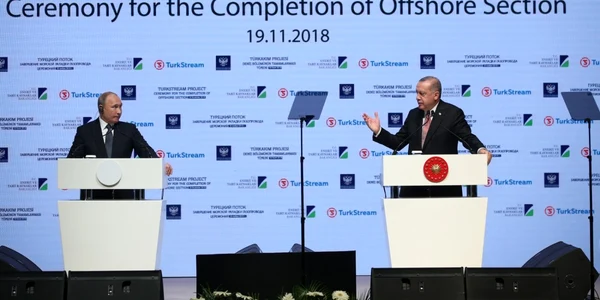 Vladimir Putin (stanga) si Recep Tayyip Erdogan asistand la ceremonia de inchiere a constructiei primei conducte a gazoductului TurkStream FOTO EPA-EFE